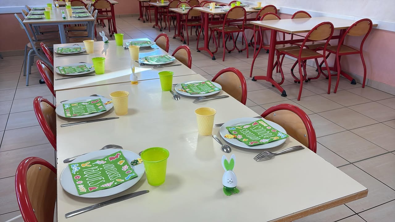 Décoration cantine Pâques 18042025 (1)